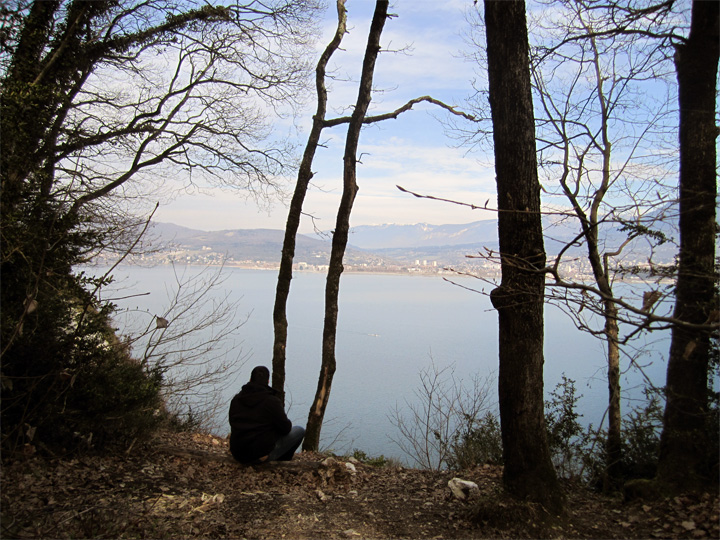 Vue dégagée sur le lac du Bourget et Aix-les-Bains